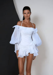 Weißes schulterfreies Minikleid
