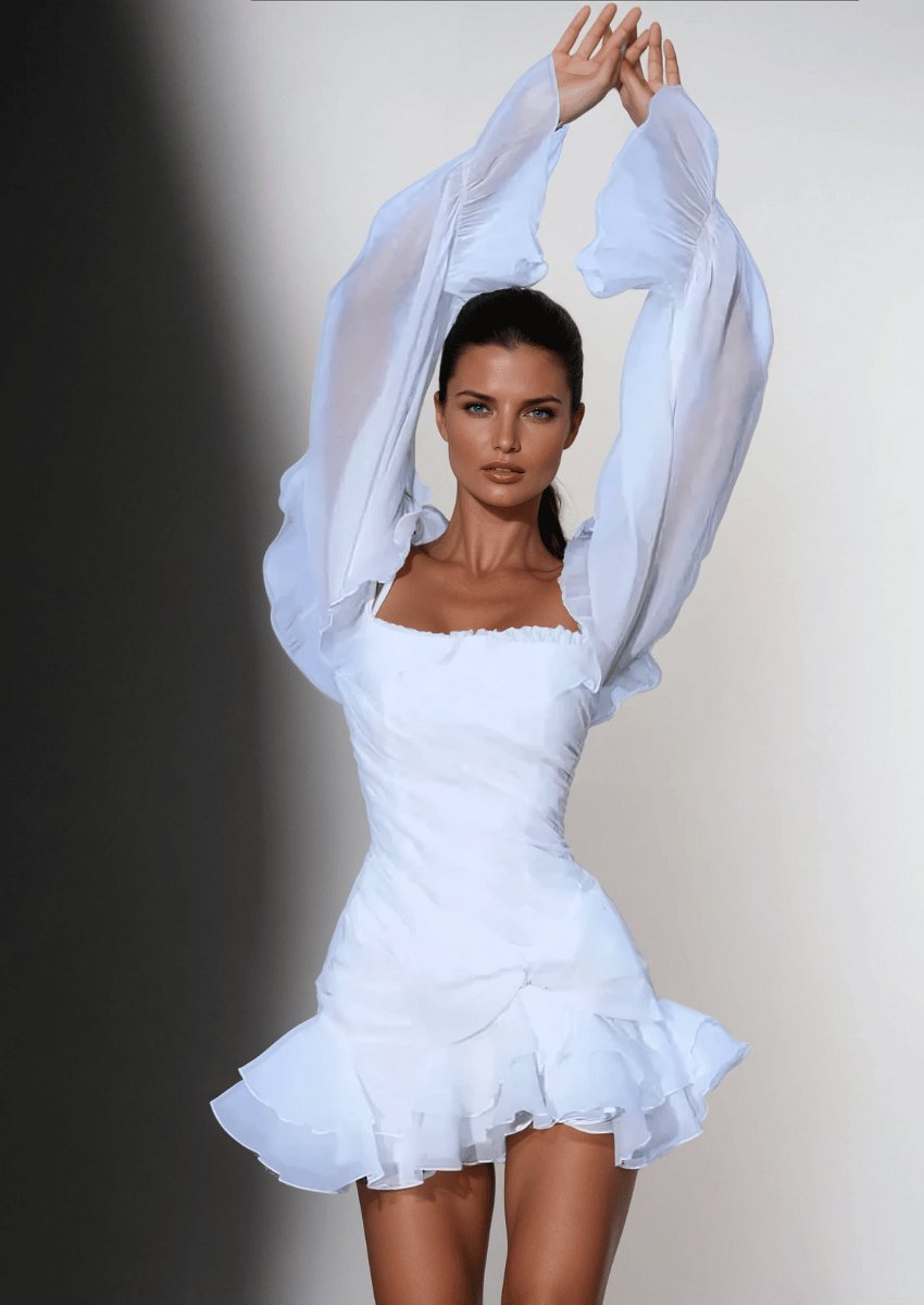 Weißes schulterfreies Minikleid